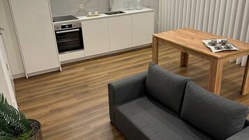 Apartemen Kota | Dapur pribadi | Lemari es, microwave, oven, dan kompor