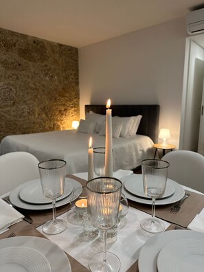 Tabla de planchar con plancha, wifi gratis y ropa de cama 