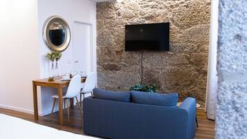 Studio Romantis | Area keluarga | Televisi layar datar 20-inci dengan saluran TV kabel