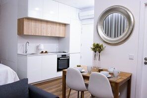 Estudio romántico | Cocina privada | Refrigerador, microondas, horno y parrilla de estufa 