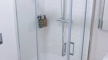 Apartemen Kota | Kamar mandi | Shower, pengering rambut, handuk, dan tisu toilet