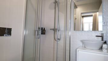 Estúdio romântico | Banheiro | Chuveiro, secador de cabelo, toalhas de banho, papel higiênico