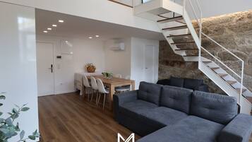 Loft urbano | Área de estar | TV de tela plana 20 polegadas com canais a cabo