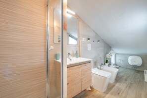 Dusche, Haartrockner, Handtücher