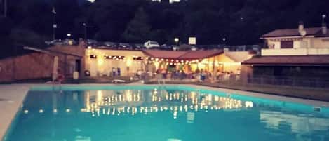 حمام سباحة