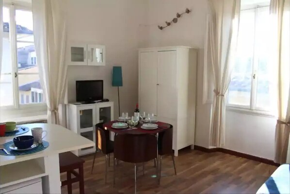 Dining - Entire apartment in Florence, very central. (Florence)