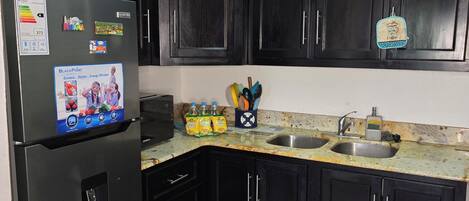 Réfrigérateur, four à micro-ondes, un four, surface de cuisson