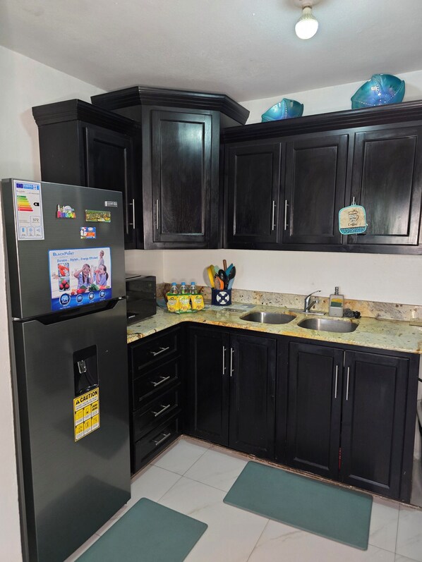 Réfrigérateur, micro-ondes, four, plaque de cuisson