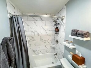 Haartrockner, Handtücher, Seife, Shampoo
