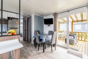 Dining - Mobile Home 'Mobil-home Saint Jean De Monts' with Shared Pool, Private Terrace and Wi-Fi (Saint-Jean-de-Monts)