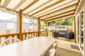 Outdoor dining - Mobile Home 'Mobil-home Saint Jean De Monts' with Shared Pool, Private Terrace and Wi-Fi (Saint-Jean-de-Monts)