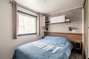 3 bedrooms, free WiFi - Mobile Home 'Mobil-home Saint Jean De Monts' with Shared Pool, Private Terrace and Wi-Fi (Saint-Jean-de-Monts)