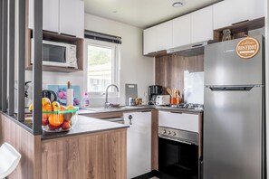 Fridge, microwave, oven, stovetop - Mobile Home 'Mobil-home Saint Jean De Monts' with Shared Pool, Private Terrace and Wi-Fi (Saint-Jean-de-Monts)