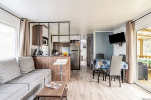 TV, ping pong - Mobile Home 'Mobil-home Saint Jean De Monts' with Shared Pool, Private Terrace and Wi-Fi (Saint-Jean-de-Monts)