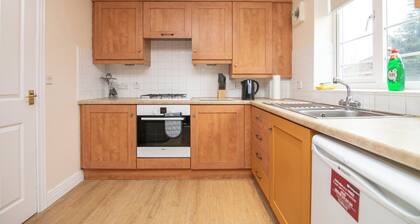 Newly refurbed 5 bed house with Free Parking n Dryer