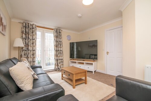 Newly refurbed 5 bed house with Free Parking n Dryer