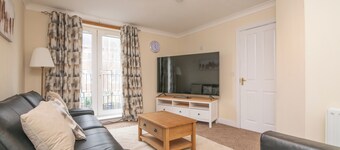 Newly refurbed 5 bed house with Free Parking n Dryer