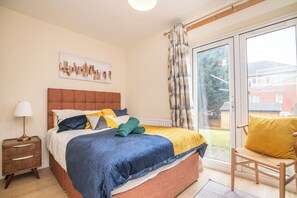 5 bedrooms, iron/ironing board, WiFi, bed sheets