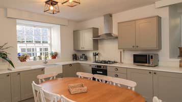 Kjøleskap, oppvaskmaskin, vannkoker og brødrister