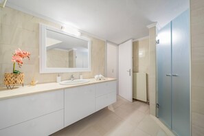 Luxury Suite | Bathroom