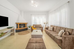 Luksus-suite | Opholdsområde | 55-tommers smart-tv med satellitkanaler, pejs