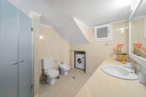 Suite Luxe | Salle de bain | Douche, sèche-cheveux, serviettes fournies, papier toilette