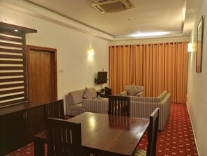 36-inch flat-screen TV with satellite channels - Ramadia Ranmal Holiday Resort (Panadura)