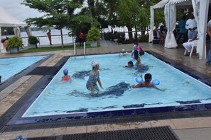Hồ bơi ngoài trời, mở cửa từ 8:00 đến 20:00, lều miễn phí