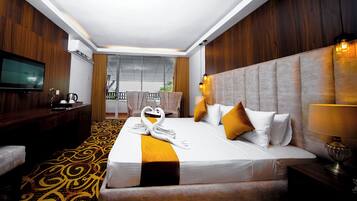 Habitación individual Deluxe, 1 cama King size, para no fumadores, vista al lago | Ropa de cama de alta calidad y minibar