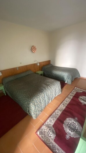 1 bedroom, desk