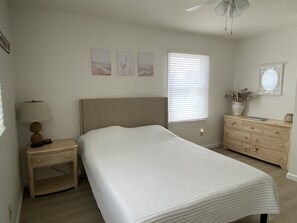 5 bedrooms, desk, WiFi