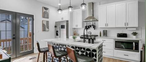 Refrigerador, microondas, horno y parrilla de estufa