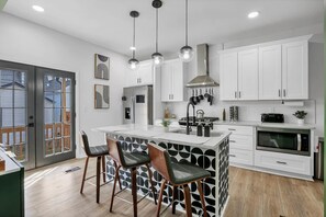 Een koelkast, een magnetron, een oven, een kookplaat