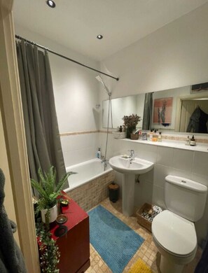 Basic Apartment | Bathroom | Shower, hair dryer, towels, soap - Stylish & Homely 1BD Flat, 1min to Clapton Sqaure! (London)