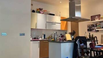 Eenvoudig appartement | Privékeuken | Een koelkast, een oven, een kookplaat, een vaatwasser