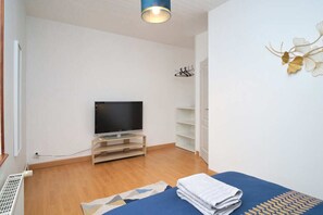 2 chambres, fer et planche à repasser, Wi-Fi, draps fournis