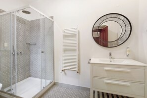 Dusche, Haartrockner, Handtücher