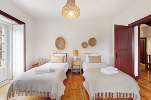 5 habitaciones, tabla de planchar con plancha y wifi gratis 