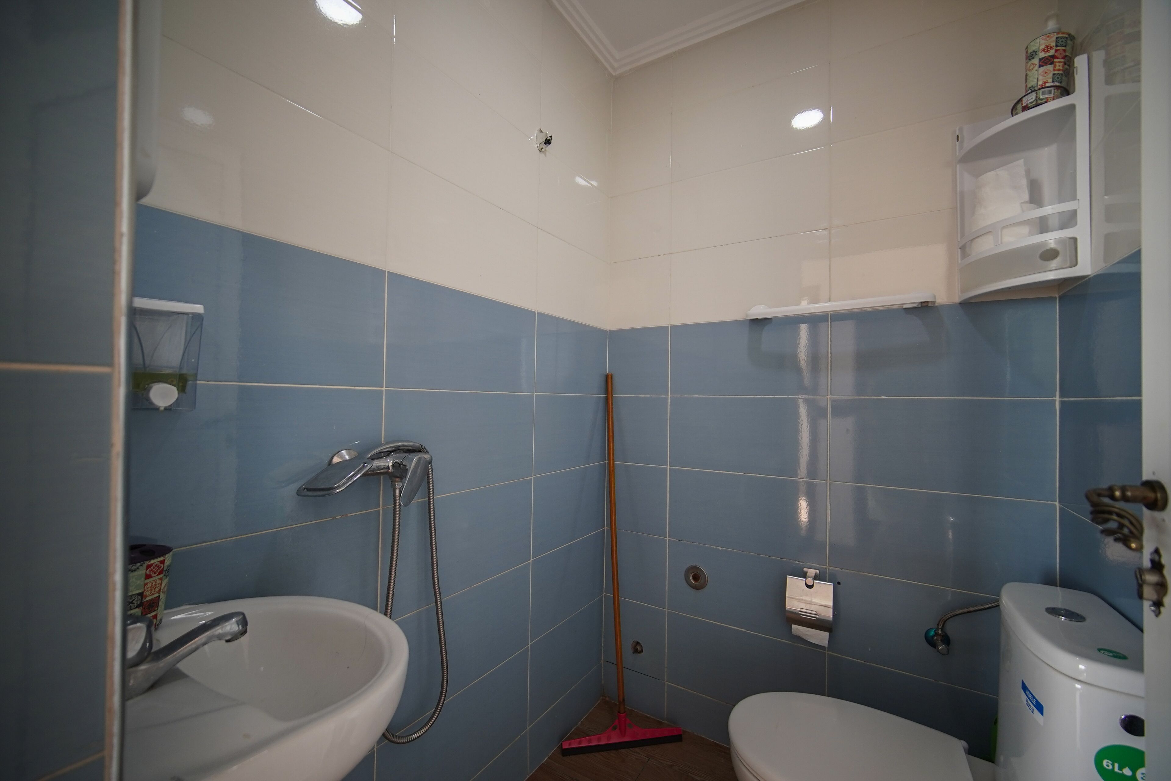 Een douche, een haardroger, handdoeken, zeep