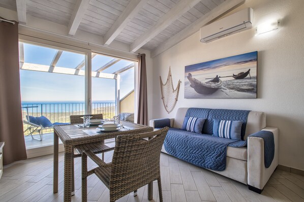 TV - Holiday Home 'Sky View' with Sea View, Shared Pool and Air Conditioning (Isola Rossa)
