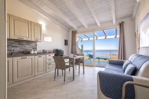 TV - Holiday Home 'Sky View' with Sea View, Shared Pool and Air Conditioning (Isola Rossa)