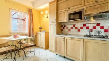 Een koelkast, een magnetron, een oven, een kookplaat