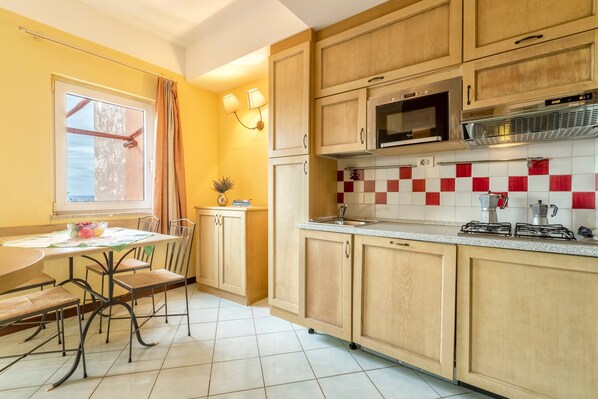 Jääkaappi, mikroaaltouuni, uuni, liesi