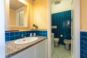 Een douche, een haardroger, handdoeken