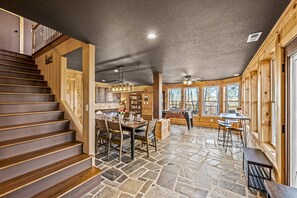 Dining - *Luxury Mountain Lodge! HOT TUB +Pool +VIEWS!* (Gatlinburg)