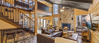 *Luxury Mountain Lodge! HOT TUB +Pool +VIEWS!*