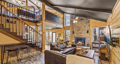 *Luxury Mountain Lodge! HOT TUB +Pool +VIEWS!*