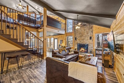 *Luxury Mountain Lodge! HOT TUB +Pool +VIEWS!*