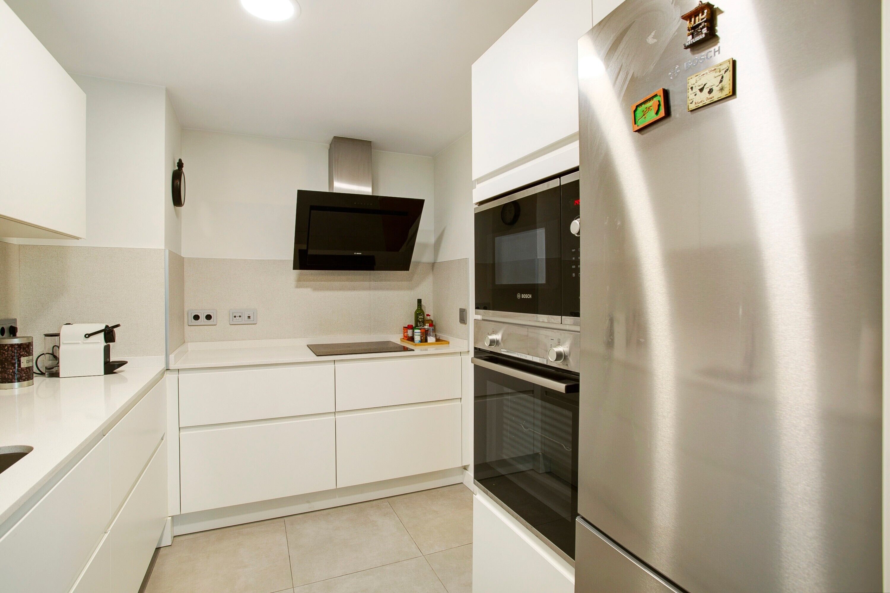 Kylskåp, mikrovågsugn, ugn och spishäll