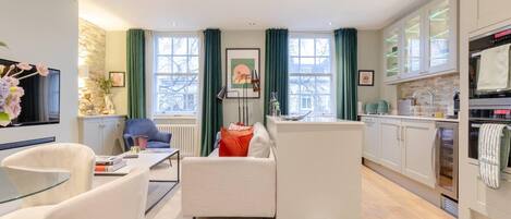 Basic Apartment | Private kitchen | Fridge, microwave, oven, stovetop